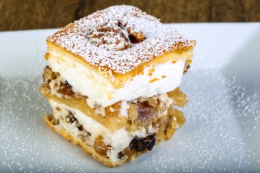 Fındık ile beyaz pasta