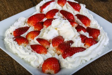 Tatlı çilek kremalı