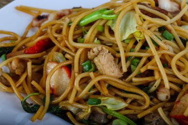 Deniz ürünleri ile Asya makarna