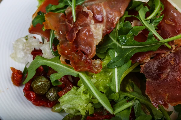 Läckra sallad med parmaskinka — Stockfoto