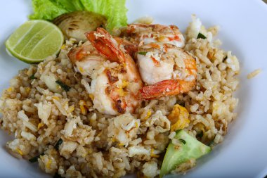 Kızarmış pirinç ve karides.