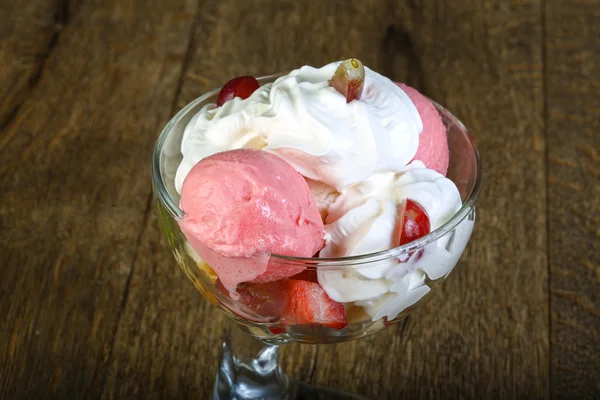 Солодке холодне смачне морозиво з фруктами — стокове фото
