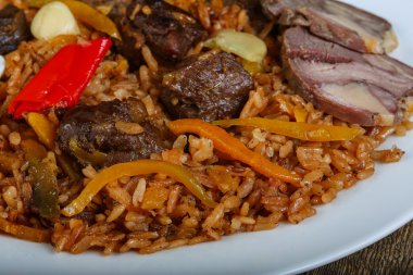 Horsemeat ile lezzetli pirinç