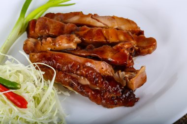 Teriyaki tavuk otlar ile