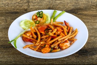 Deniz ürünleri ile baharatlı makarna