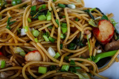 Deniz ürünleri ile Asya makarna