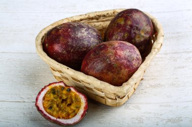 tropikal tutku meyvesi