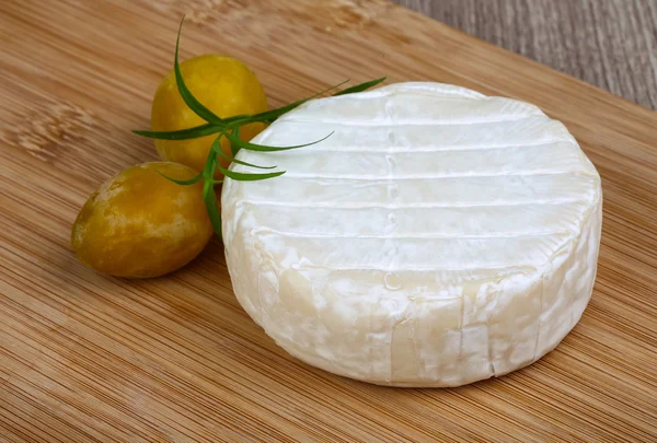 Köstlicher Brie-Käse — Stockfoto