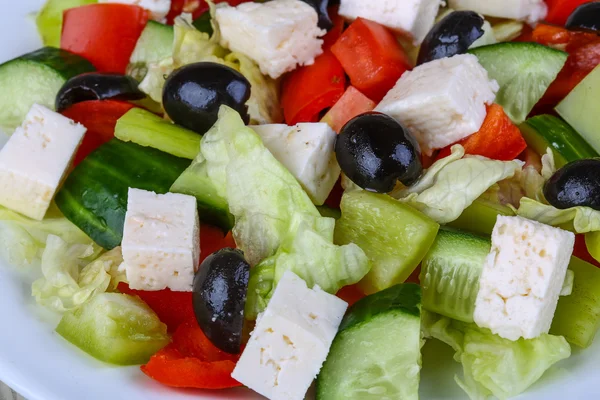 Frisch zubereiteter griechischer Salat — Stockfoto