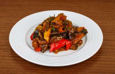 Otlar ile kavrulmuş sebze