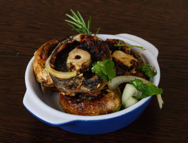 Rosemary ile pişmiş petrol