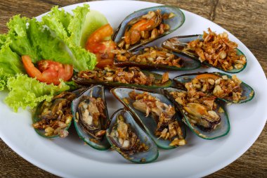 Taze midye sarımsak ile