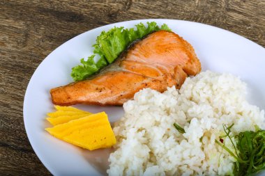 Kızarmış som balığı biftek