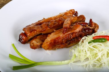 Teriyaki tavuk otlar ile