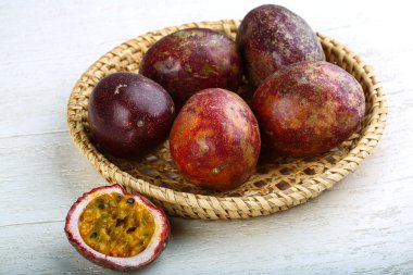 tropikal tutku meyvesi