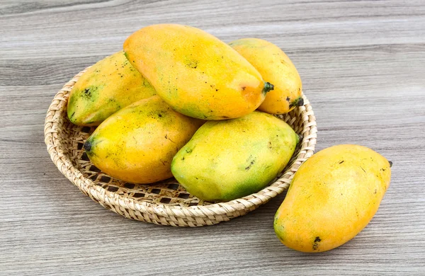 Rijpe mango gele 's — Stockfoto