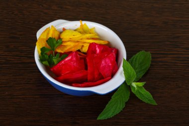 Kırmızı ve sarı lahana turşusu