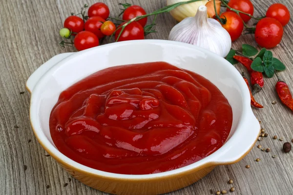 Яркий томатный кетчуп — стоковое фото