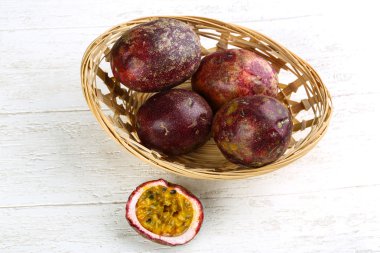 tropikal tutku meyvesi