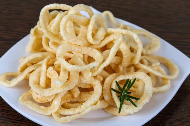 Kızarmış soğan halkaları.