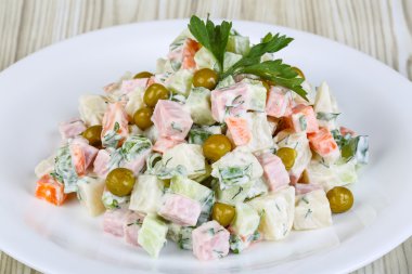 geleneksel Rus salatası