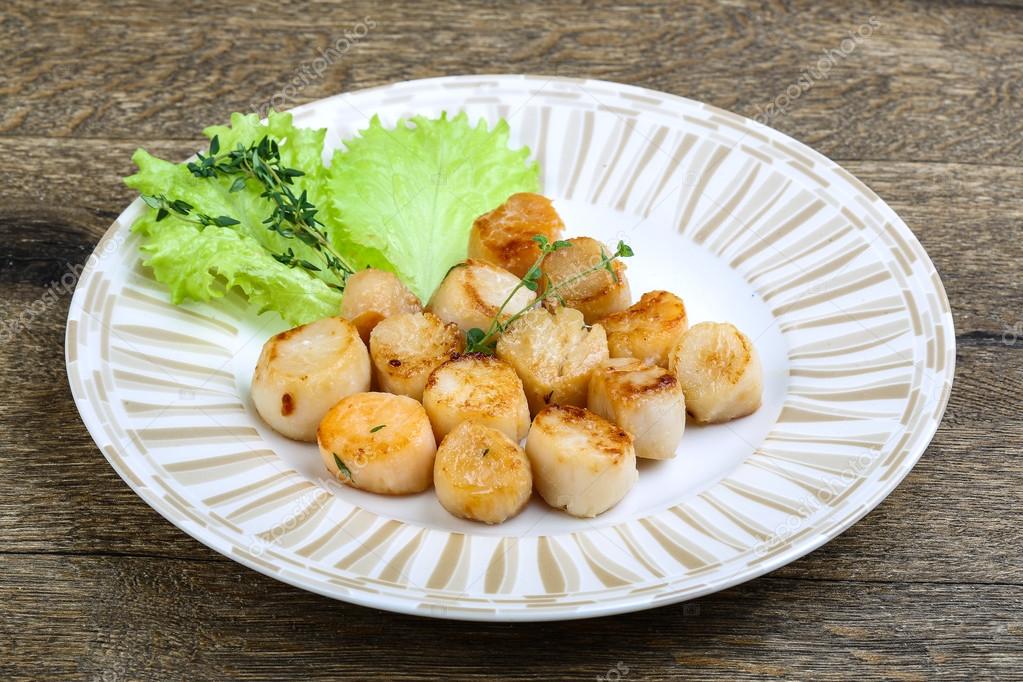 Baked scallops with sauce