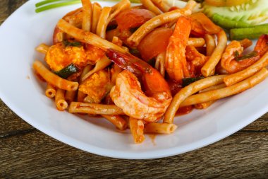 Deniz ürünleri ile kızartma makarna