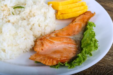 Kızarmış som balığı biftek