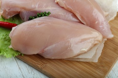 Çiğ tavuk göğsü.
