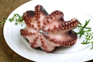 Herb ile haşlanmış ahtapot