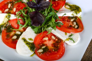 İtalyan Caprese salatası