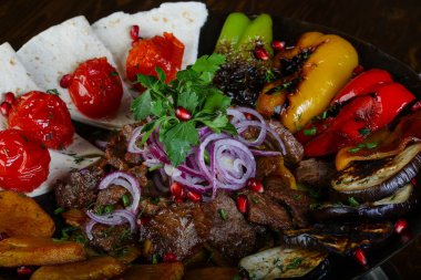 Kızarmış et ve sebze.