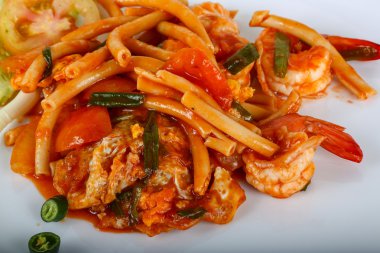 Deniz ürünleri ile baharatlı makarna