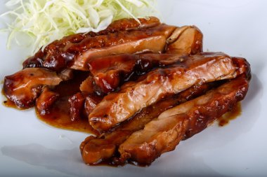 Teriyaki tavuk otlar ile
