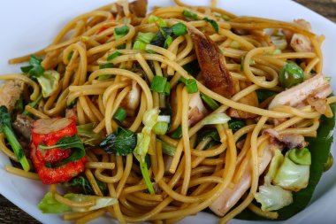 Deniz ürünleri ile Asya makarna