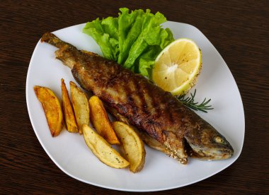 lezzetli kızarmış alabalık