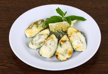 Krema sos destekli midye