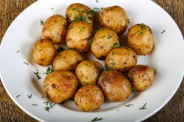 Otlu fırında patates.