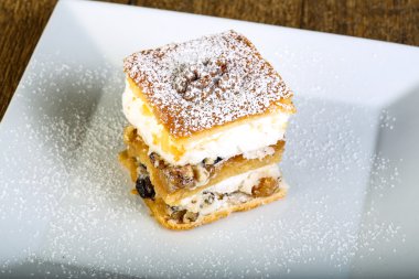 Fındık ile beyaz pasta