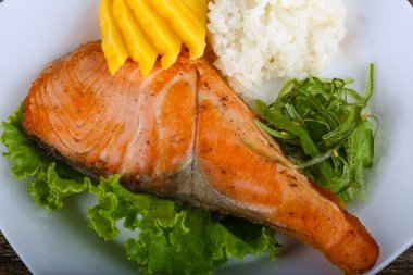 Kızarmış som balığı biftek