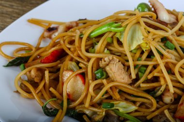 Deniz ürünleri ile Asya makarna