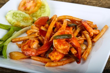 Deniz ürünleri ile baharatlı makarna