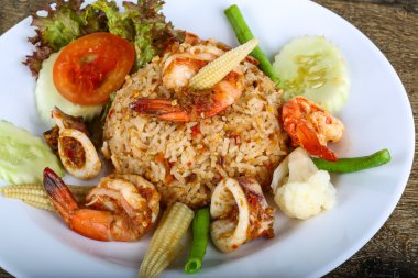 Kızarmış pilav ve deniz ürünleri.