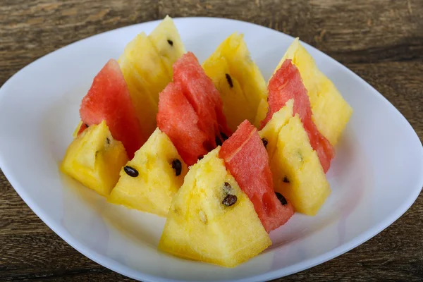 Rote und gelbe Wassermelone — Stockfoto