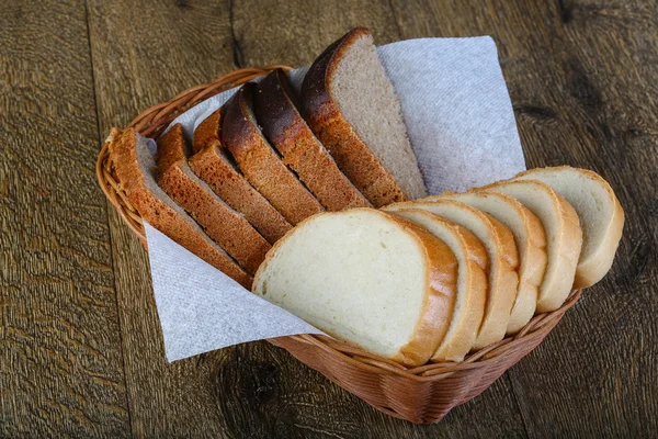 Pâine feliată în basked — Fotografie, imagine de stoc