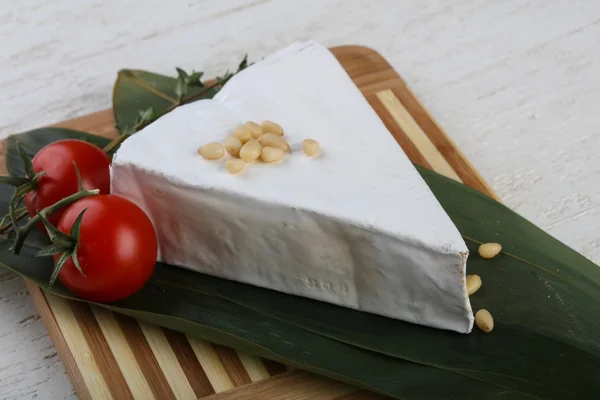 Brie Käse auf Bambusblättern — Stockfoto