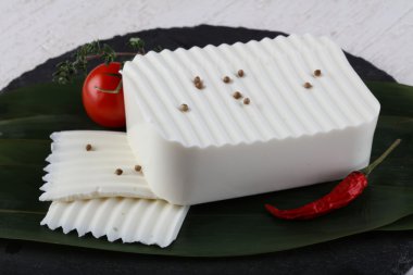 Bambu yaprakları üzerinde beyaz peynir