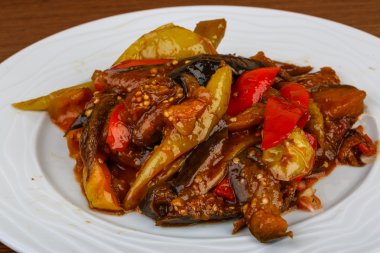 Otlar ile kavrulmuş sebze