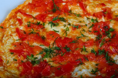 Dereotu domates omlet