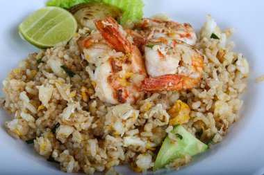 Kızarmış pirinç ve karides.